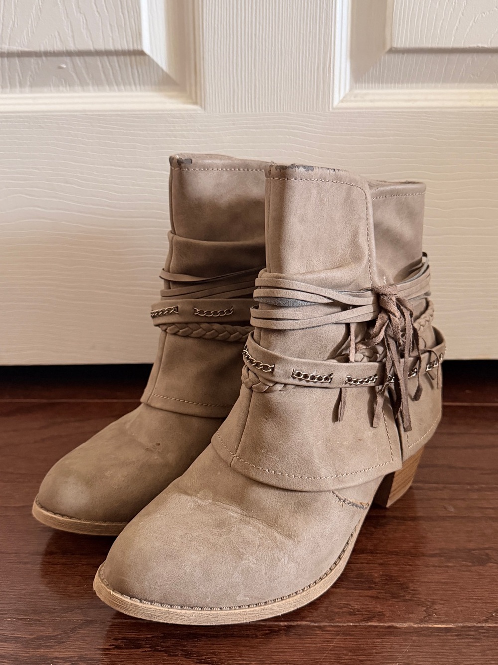 Jellypop Adilene Taupe Faux Suede Fringe Strappy Chain Ankle Boots Booties 9M